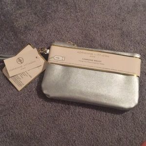 Charging wallet wristlet clutch